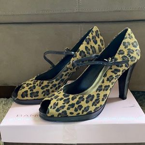 Bandolino -Size 7 suede pump